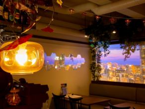 A Western-style bar share share that stimulates the senses of taste, sight, smell, etc. and makes you want to share.Enjoy the projection mapping images and music projected on the wall.