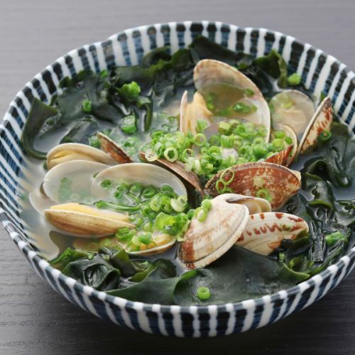 清酒蒸蛤蜊和裙带菜