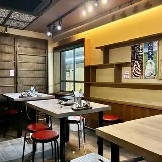 圧倒的なリピート率を誇る愛され店！グループや宴会でワイワイ楽しむなら当店へ！2階にはみんなでゆったり寛げるテーブル席をご用意しています。スタッフは全員“下の名前”の名札と一言メッセージを付けており、店内は初めてでも自然と笑顔になれるアットホームな雰囲気◎気軽に話しかけて、楽しい夜をお過ごしください。