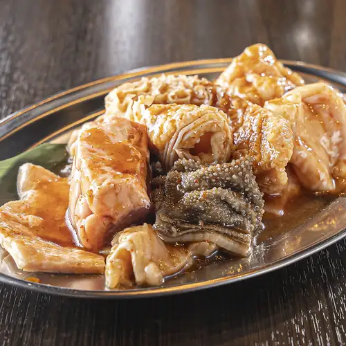 焼いても縮まない厚切り「ホルモン盛り合わせ」。ハサミでお好みの大きさにカットして豪快に楽しめます！