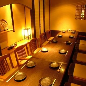 2名様から50名様までOKな様々なタイプの個室をご用意しており貸切も承っております！接待や合コン、少人数宴会にピッタリな個室!!掘りごたつになっているのでゆっくり寛げます。二次会にも★