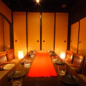 8名様用の完全個室です。各種宴会、女子会、合コン、記念日サプライスなど幅広いシーンでご利用いただけます。