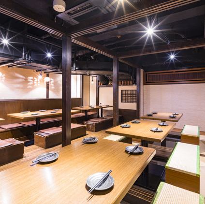 【最大50名様宴会可能】新宿三丁目駅徒歩1分、JR新宿駅徒歩7分、黒豚特化「豚◯商店（とんまるしょうてん）」鹿児島産”六白黒豚”しゃぶしゃぶ中心のメニューを歴30年の料理人が提供、新宿で愛され早12年。宴会や会食など様々なシーンで使える2名-36名様の完全個室完備。37名-50名様で店内貸切も承ります