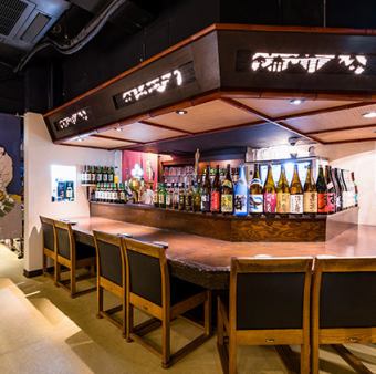 独自のルートで仕入れた銘酒がたくさん並べられたカウンター席。お1人様やランチで気軽にご利用するお客様も多いですが、カウンターでのデートも意外に人気です。