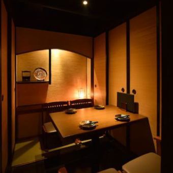 4名様向けの個室です。女子会や記念日利用にぴったりです。ふすまでしっかりと区切られている完全個室なのでプライベート空間をお愉しみ頂けます。