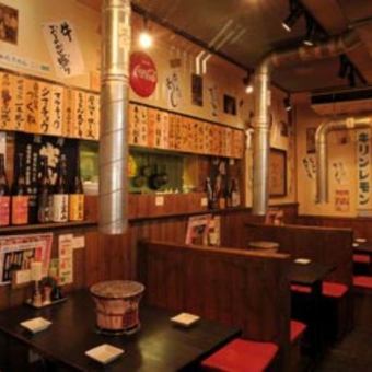 You can feel the atmosphere of an old-fashioned popular izakaya with a homely atmosphere.