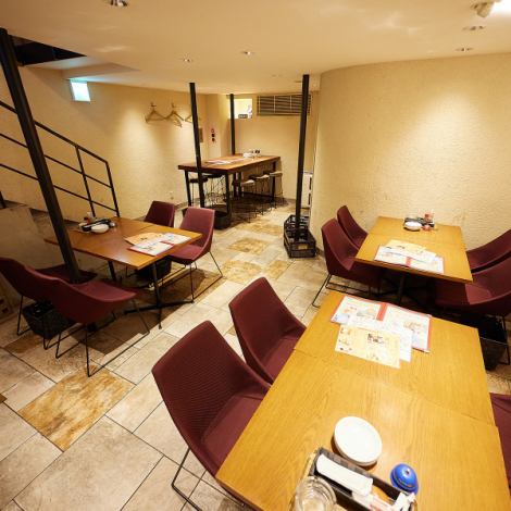 【各種会社宴会にもオススメ☆最大12名様までご利用可能なテーブル席をご用意！】店内はカウンター5席と4名様テーブルを5つ、6名様テーブルを1つご用意しております。テーブル席はつなげて最大12名様までご利用頂けます！フロア貸切も12名様以上で受け付けておりますので、お気軽にご連絡ください！