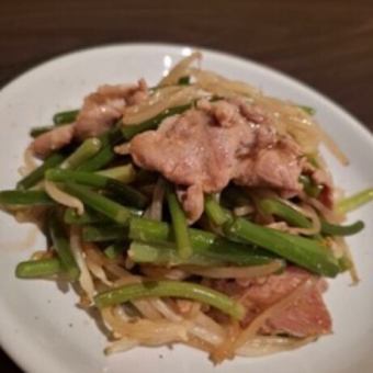 돼지고기와 마늘 싹 굴 볶음