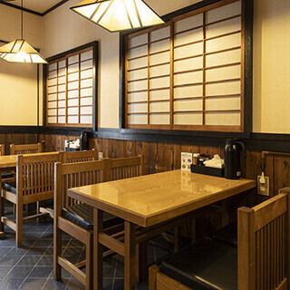 There are two tables for four people.Recommended for use with family and friends.