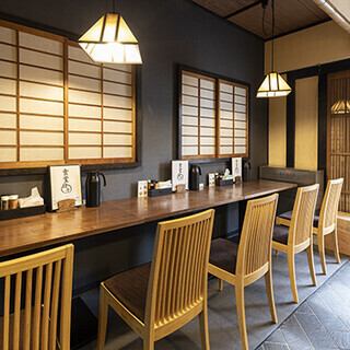 There are a total of five seats at the counter.Single occupancy is welcome.