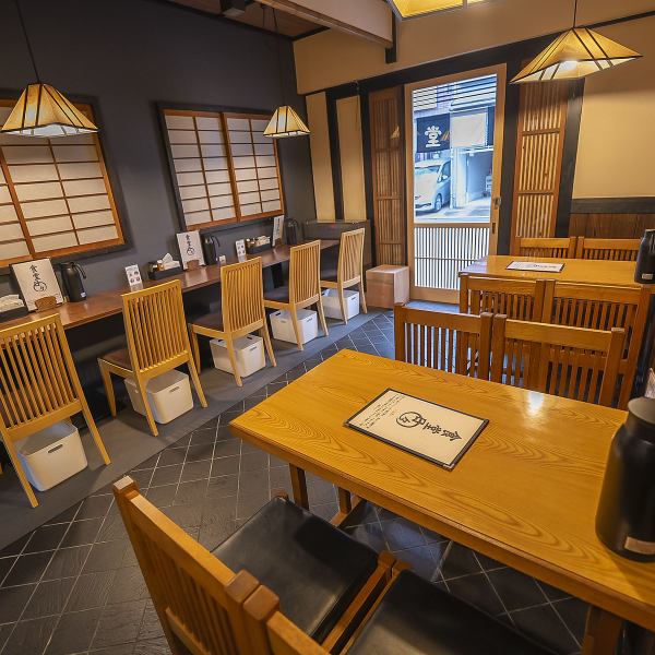 【店内雰囲気】和の趣を大切にした落ち着いた空間が魅力の「食堂日々」。木目調のカウンターや障子風の装飾、温かみのある照明が心を和ませます。おひとり様でもグループでも利用しやすい雰囲気で、日々の喧騒を忘れ、ほっとできる時間が流れる店内。、昼夜問わず訪れる人の心とお腹を満たします。