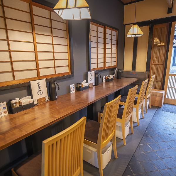 【店内席数】店内はカウンター5席とテーブル4名席×2を合わせて13席。木の温もりが感じられる設計で、ひとりでの食事はもちろん、数名での会食やちょっとした飲み会にも対応。目の届く距離感と心地よい距離感が、誰にとっても居心地の良さを生み出します。