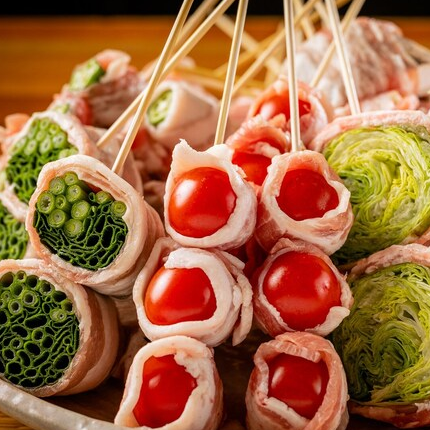 [Enjoy the very popular Kuroshima pork skewers!] A superb dish made with fresh vegetables and meat wrapped around the skewers.