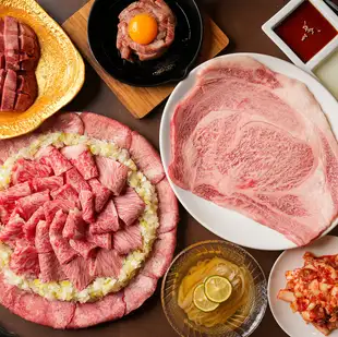 A 7-course meal including seared Wagyu beef yukke and overflowing A5 Wagyu ribeye, priced at 6500 yen (tax included).