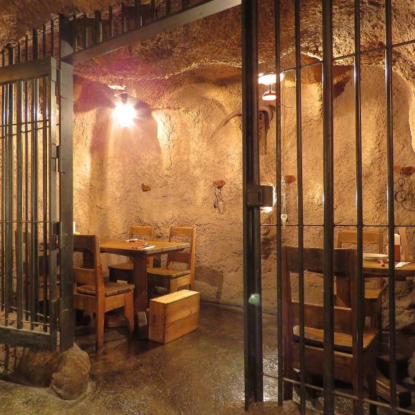 [OK for up to 6 people] This is an American-style restaurant reminiscent of a theme park.This is a popular semi-private room with the image of a prison! You can sit up to 6 people by moving your seat.In addition to parties, you can relax with your family!