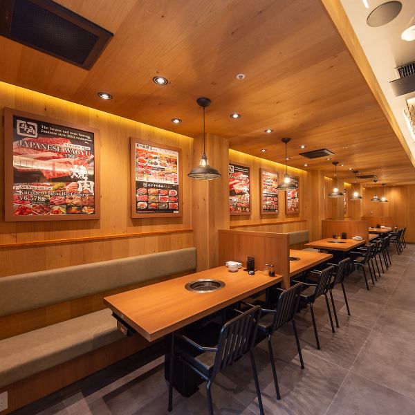 店内は◎6名掛け3卓・4名掛け6卓・2名掛け8卓をご用意♪ご家族でのお食事はもちろん、普段使いの少人数利用や宴会にも対応。ゆったりとした配置で、落ち着いてお過ごしいただける空間です◎