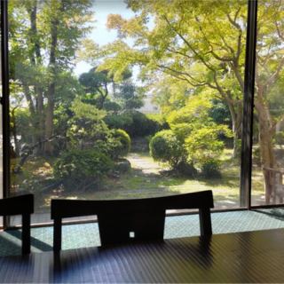 Our private dining tables are perfect for intimate gatherings with friends and family.Enjoy a special moment in a relaxing atmosphere while enjoying a Japanese course meal made with fresh seasonal ingredients.