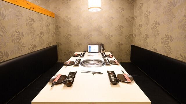 <Table seating, semi-private room◎> Table seating for 6.Perfect for a variety of occasions, such as after-work drinking parties or gatherings with friends. Enjoy a relaxing time while enjoying conversation.You will not be able to reserve a seat if the venue is fully booked.please note that.