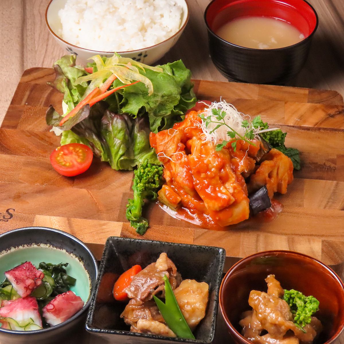 Lunchtime offers a wide variety of reasonably priced menu items, including courses and all-you-can-drink options.
