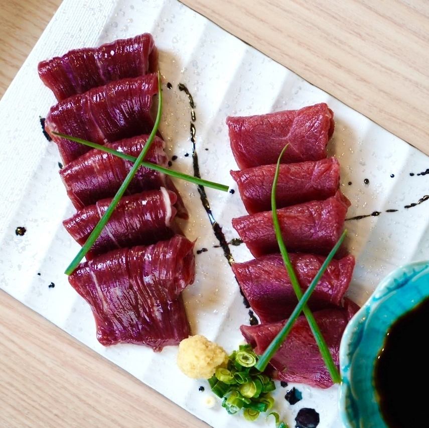 A wide variety of meat dishes from Tokushima Prefecture, including roast beef, Awaodori chicken, and horse sashimi!