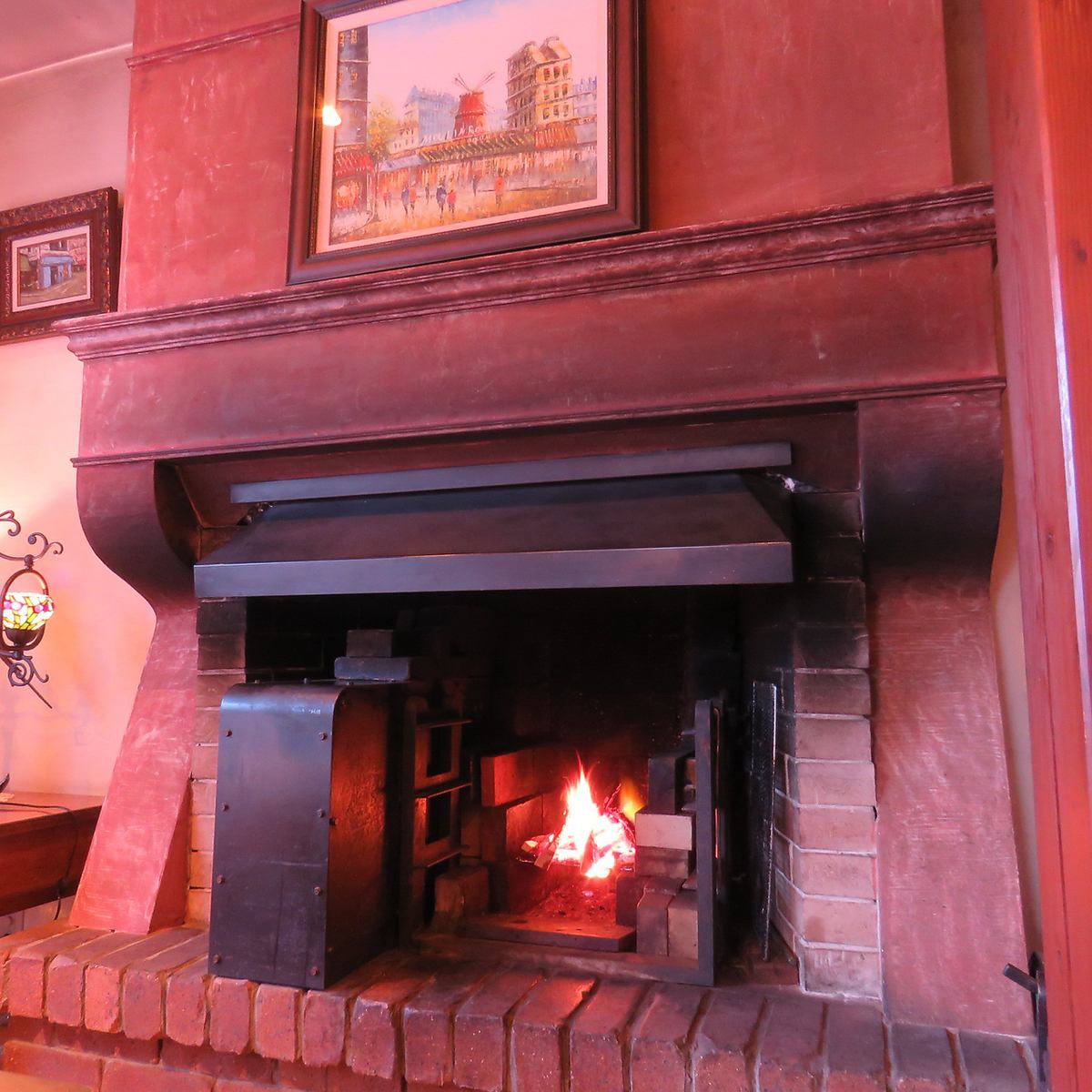 Inside the luxurious restaurant, a French restaurant with a nice aroma of grilling ingredients in the fireplace.