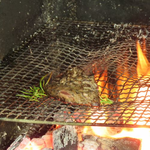 暖炉で焼き上げるメイン料理