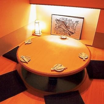 The most popular! Horigotatsu type round table.