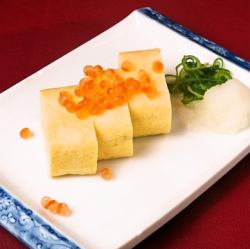 海鲜鱼饼/黄瓜碎配梅子/冷卷煎蛋配鲑鱼子口味