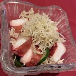 鸭腰肉薄片 / 羊栖菜和鳄梨腌料 / 醋渍银鱼章鱼