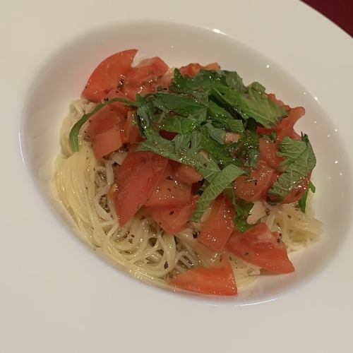 ガーリックトースト-トマトマリネ添え-/トマトと大葉の冷製パスタ/明太高菜パスタ