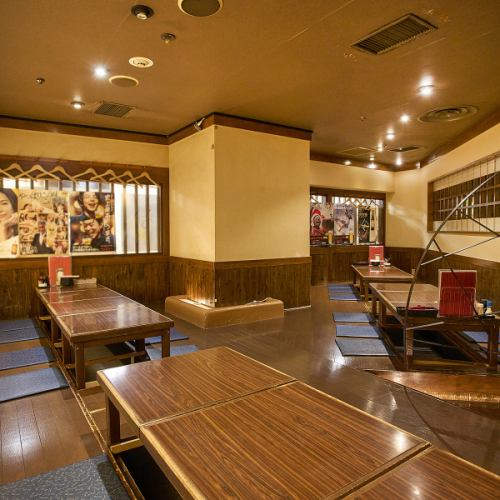 <p>デートや女子会、ご友人との食事に最適な半個室をご用意♪木の温もりあふれるプライベート空間は、お履き物を脱ぐ必要がないテーブル席なので、リラックスしてゆったりとお過ごしいただけます。最大3名様までの少人数向けで、周りを気にせず会話を楽しめるのが魅力。大切な方との特別な時間をお過ごし頂けます。</p>