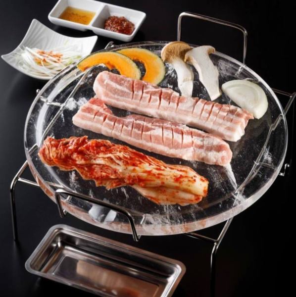 【水晶板焼きのサムギョプサル】水晶板で焼くお肉は、遠赤外線効果でやわらかジューシー！