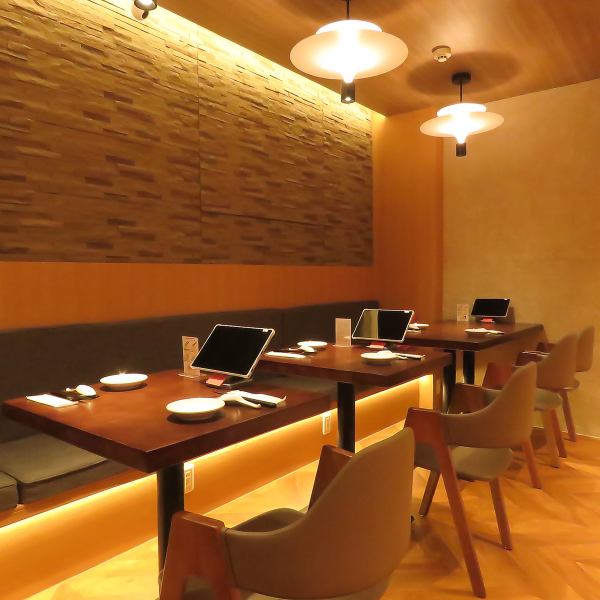15名様から貸切可能な広い空間は、大人数での宴会や会食に適した設計。木の温もり溢れる店内は落ち着いた雰囲気に包まれ、心地よい時間を演出します!柔らかな照明、広々と配置されたテーブルが団体様でも圧迫感を感じさせないレイアウト。食事と会話をゆっくり楽しめます◎