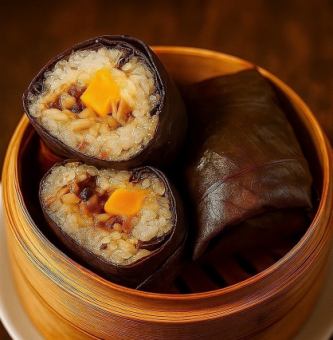 蓮の葉包み もち米蒸し（鶏肉・卵黄入り） (2個入り)