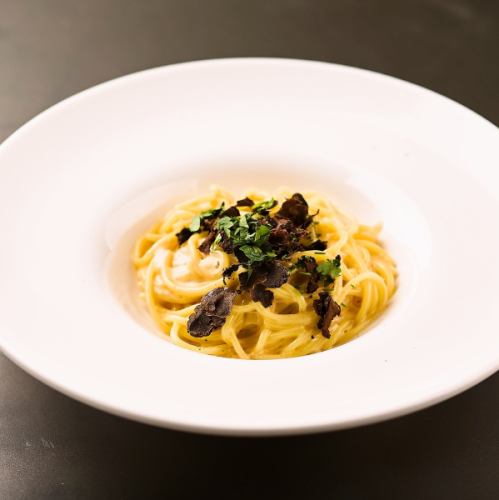 Thick cream pasta with black truffle and sea urchin