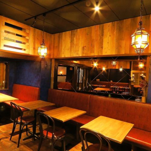 Flexible table seats are available to suit the number of people.We will guide you to the best seats for dating, girls' association, drinking saku.