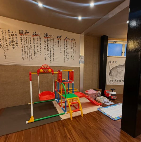 【店内掲示で楽しむ日替わり鮮魚】店内には日替わりのお刺身を紹介するボードが複数掲示されており、その日おすすめの魚をひと目で確認できます！漁師が手書きした魚拓や料理紹介も必見です◎初めて見る魚や珍しい魚もございますので、気になる方はお気軽にスタッフへお声がけください♪皆さまのご来店お待ちしております！