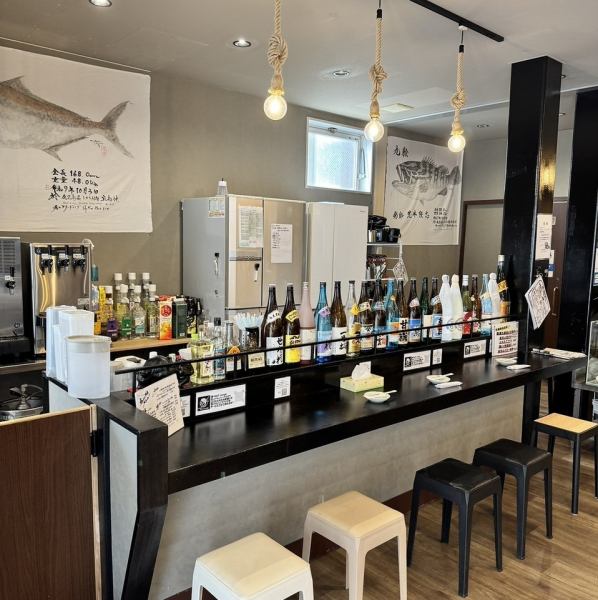 【店内掲示で楽しむ日替わり鮮魚】店内には日替わりのお刺身を紹介するボードが複数掲示されており、その日おすすめの魚をひと目で確認できます！漁師が手書きした魚拓や料理紹介も必見です◎初めて見る魚や珍しい魚もございますので、気になる方はお気軽にスタッフへお声がけください♪皆さまのご来店お待ちしております！
