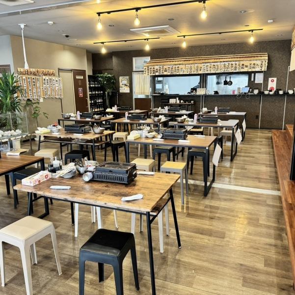 【賑やかで楽しい島の居酒屋】店内は明るく活気のある雰囲気で、地元のお客様や観光客で賑わうお店です♪冬から春にかけては店内の大きな水槽に伊勢海老が泳いでいることもありますので、当店にお立ち寄りの際にはぜひ見てみてください！浜焼きやジョッキの黒糖焼酎など、ワクワクするような時間をお過ごしいただけます！