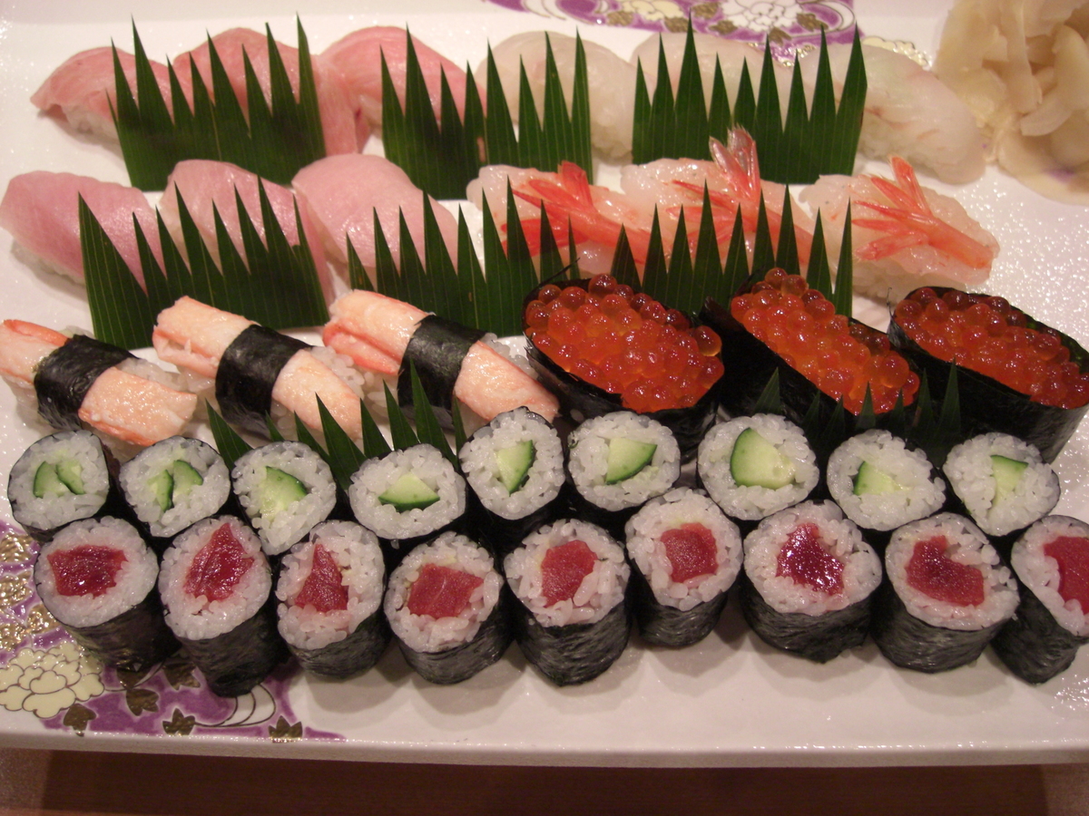Assorted sushi (6 nigiri + 6 thin rolls)