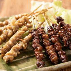 耐嚼的博多雞皮串配醬汁