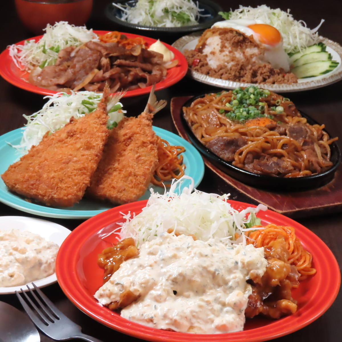 夜は8名から貸切OKの宴会コース有！昼はボリューム満点な定食で営業中の人気食堂です