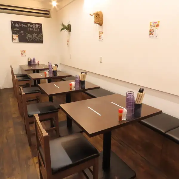 夜の営業は8名様から最大18名様までの完全貸切予約限定！アットホームな店内に他のお客様がいないプライベート空間で、会社の懇親会や打ち上げ、仲間同士の宴会を心置きなくお楽しみいただけます。120分飲み放題付きの豪華コースとともに、周りを気にせず賑やかで特別な時間をお過ごしください。