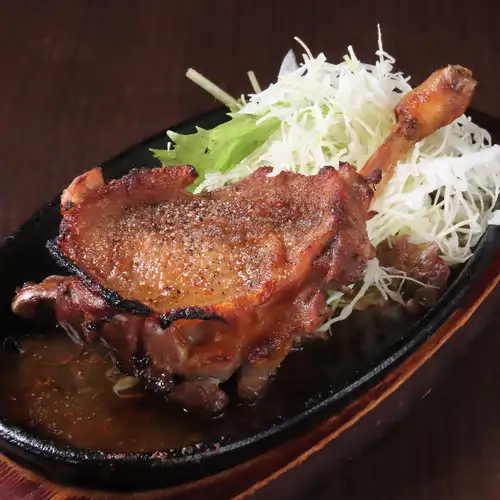 ジュージュー弾ける音と香り！旨味あふれる骨付き鳥鉄板焼き
