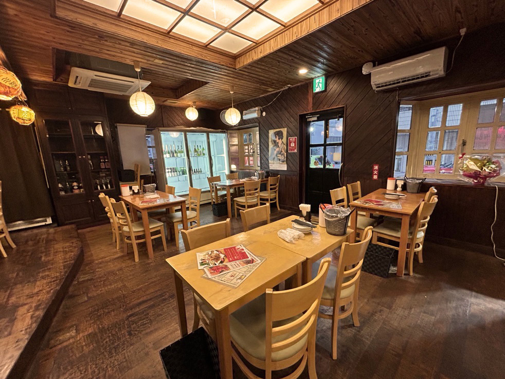 商店內部以溫暖的木質元素營造出寧靜的氛圍，非常適合放鬆身心。
