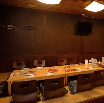 我们有一个榻榻米包间，最多可容纳20人！非常适合举办宴会、聚会和庆祝活动！详情请联系餐厅！