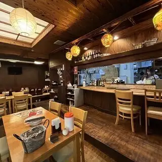 【欢迎独自用餐】本店设有吧台座位，方便独自用餐的客人享受美食。您可以享用炭烤菜肴和饮品，以及我们的推荐。