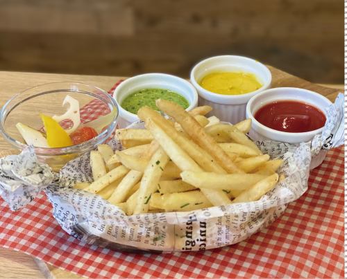 French fries with 3 sauces (with pickles)