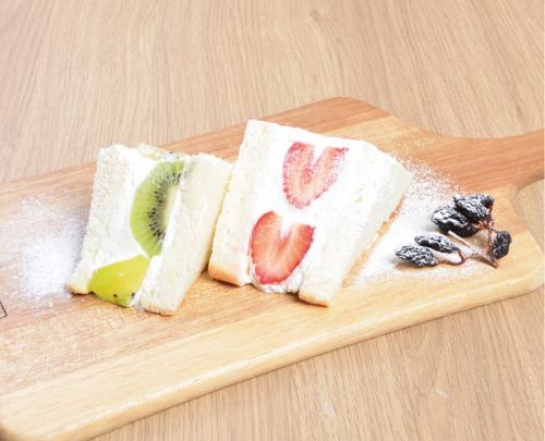 Strawberry & Seasonal Fruit ~ Luxury Fruit Sandwich <Half Size>