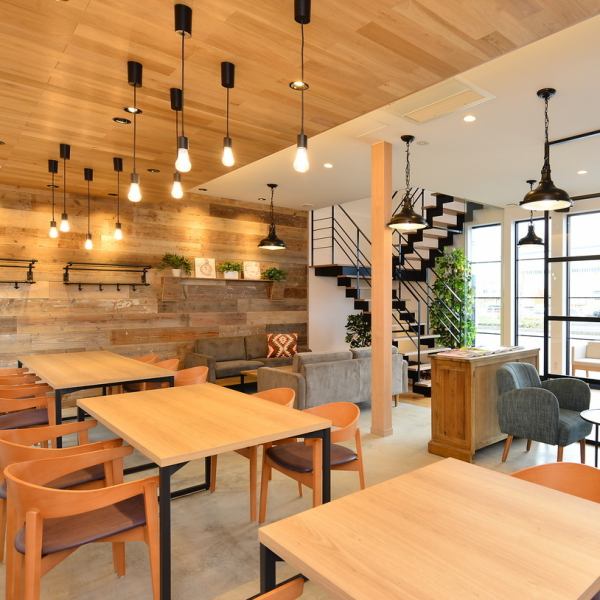 【1F店内】木质风格是时尚的空间★桌子可以加入，所以我们将根据人数准备！享受咖啡馆时间，午餐时间♪